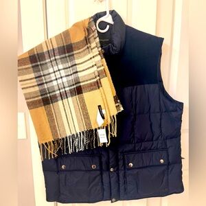 Banana Republic Men’s NWT Navy Puffer Vest with coordinating scarf